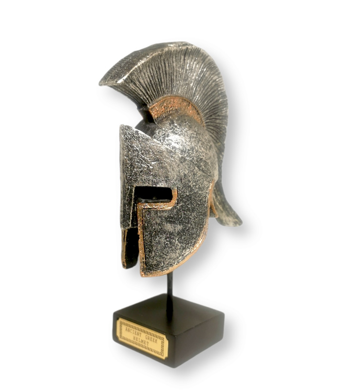 Περικεφαλαία πολεμιστή πάνω σε βάση