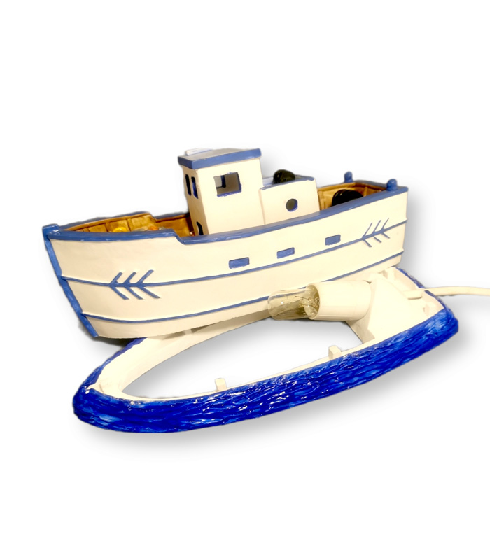 Επιτραπέζιο φωτιστικό σε σχήμα βάρκας χρώματος ασπρο/μπλέ, με λάμπα.